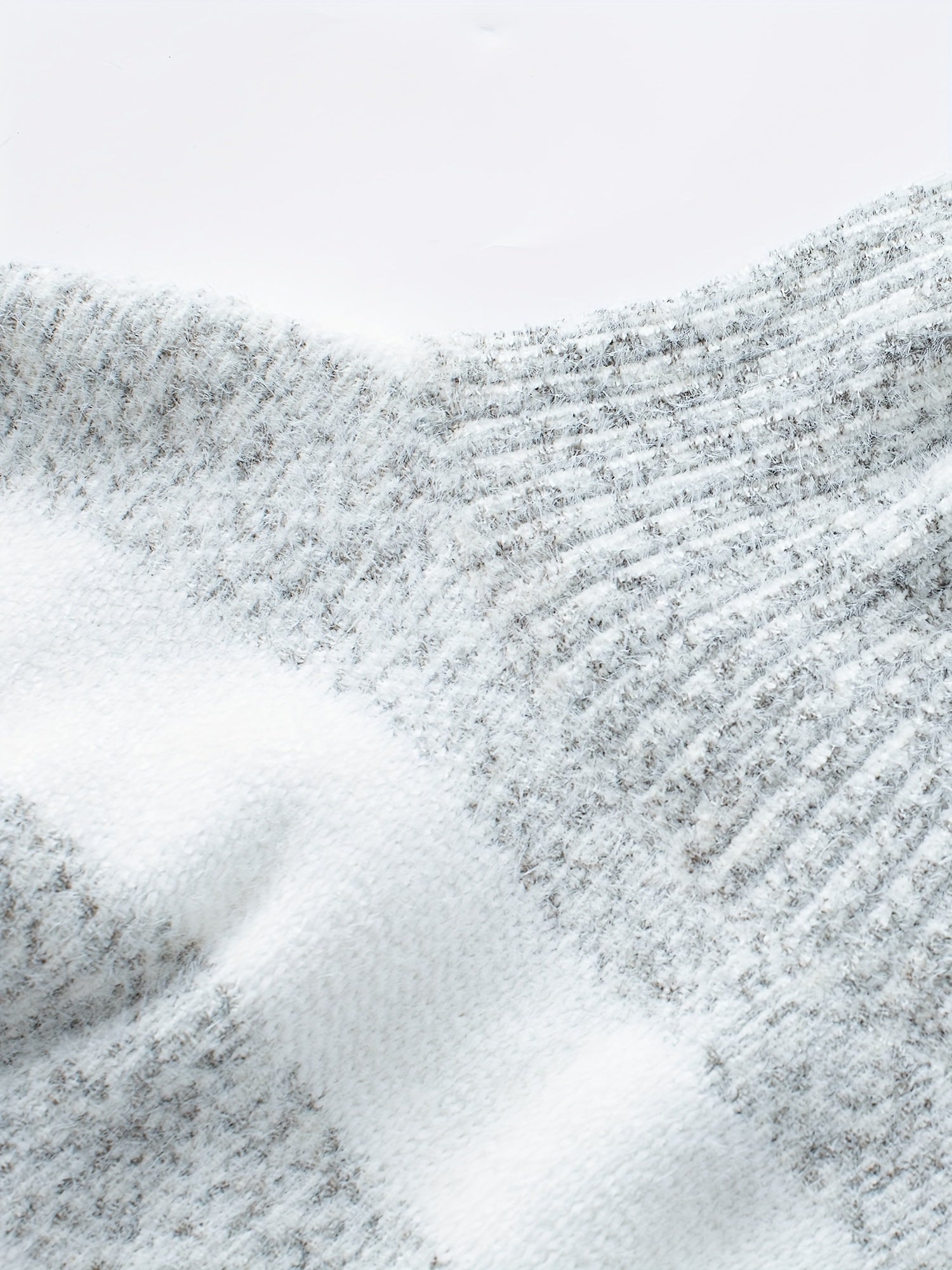 Pull rayé col roulé – Blanc & gris clair