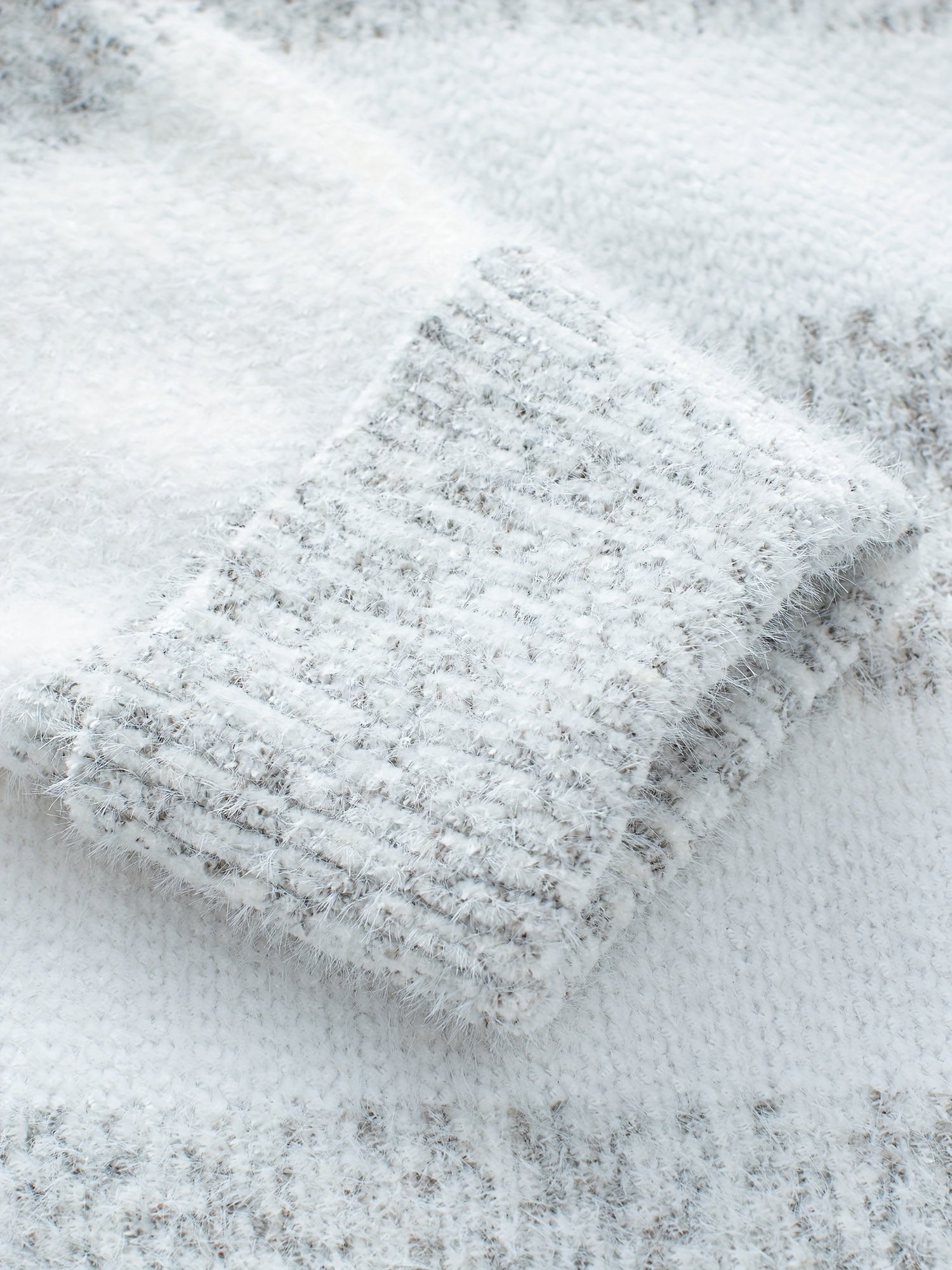 Pull rayé col roulé – Blanc & gris clair